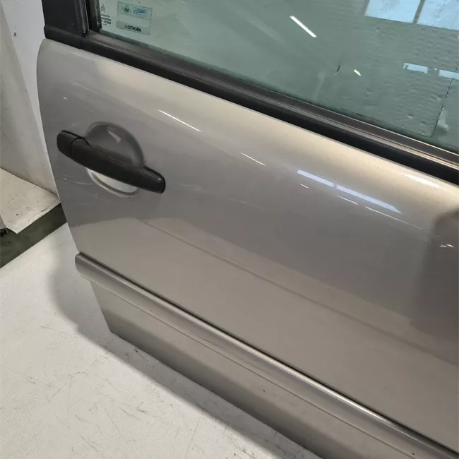 Porta anteriore destra