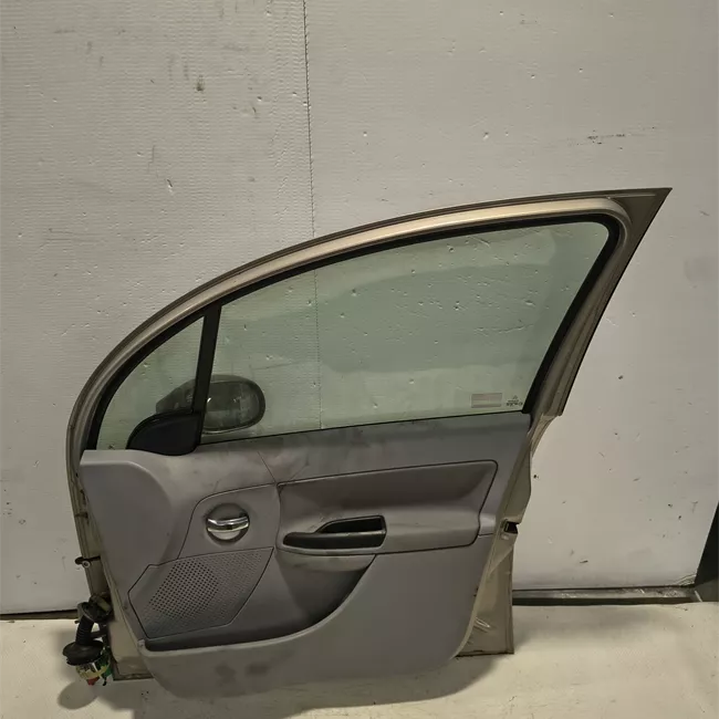Porta anteriore destra