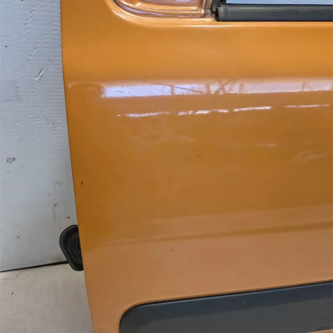 Porta anteriore sinistra con fasce paracolpi