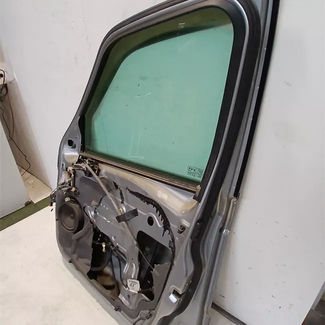 Porta anteriore destra