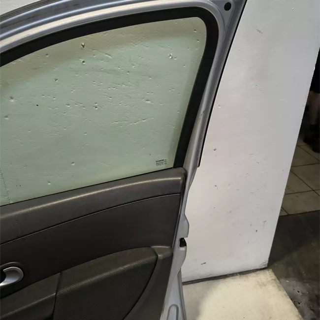 Porta anteriore destra
