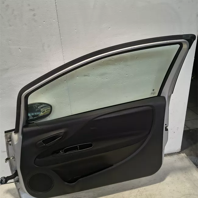 Porta anteriore destra