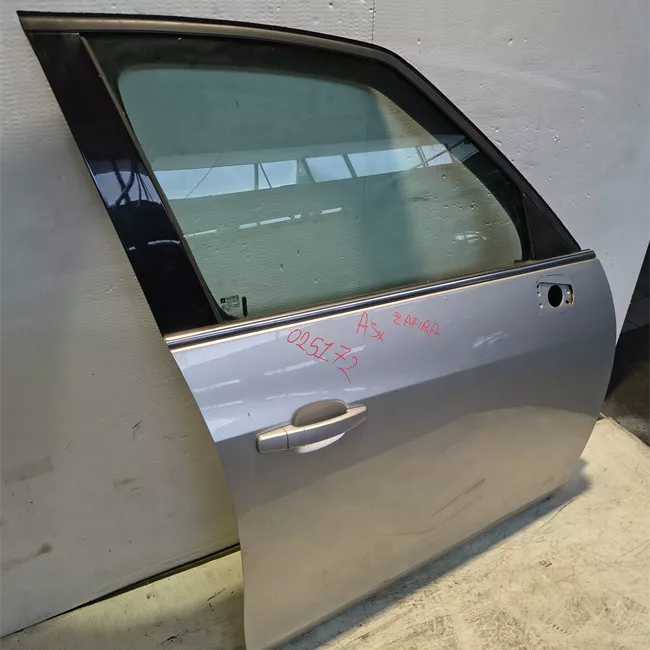 Porta anteriore destra