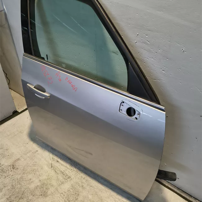 Porta anteriore destra