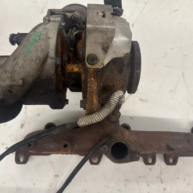 Turbocompressore con collettore scarico rotazionale