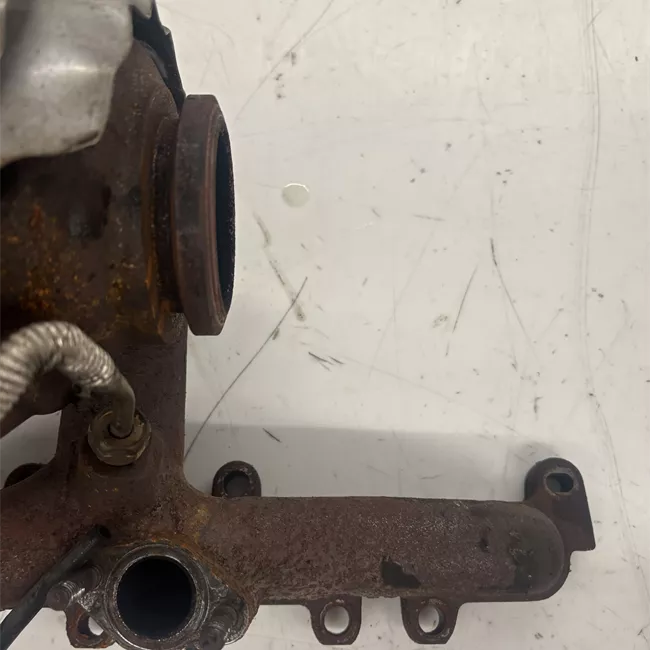 Turbocompressore con collettore scarico rotazionale
