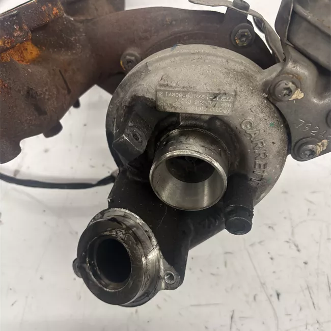 Turbocompressore con collettore scarico rotazionale