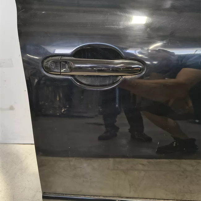 Porta anteriore destra