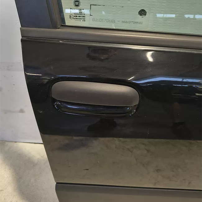 Porta anteriore destra con fasce paracolpi