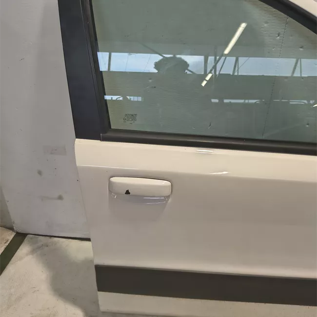 Porta anteriore destra