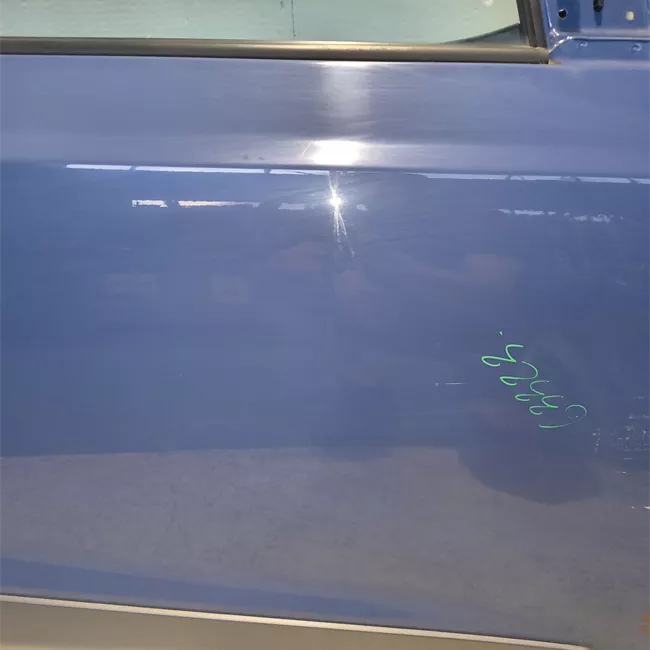 Porta anteriore destra con modanatura nera