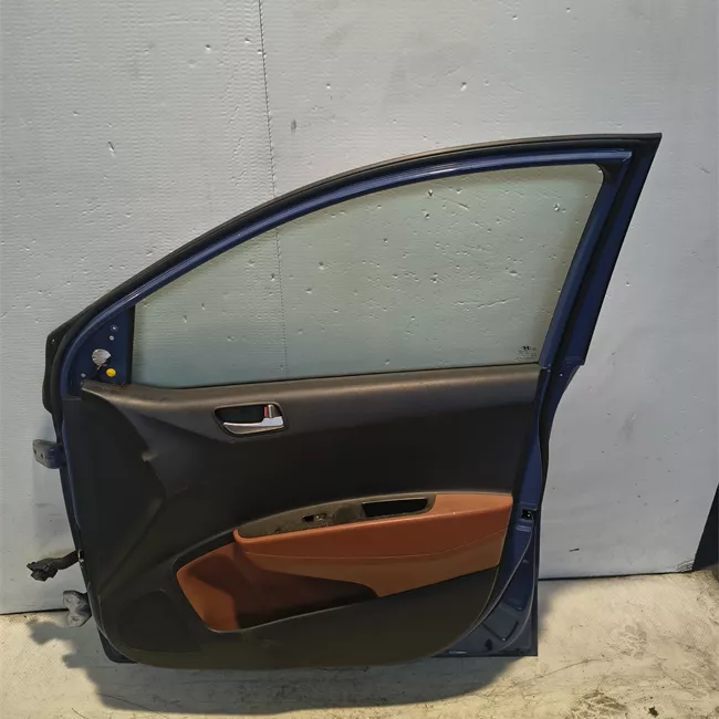 Porta anteriore destra con modanatura nera