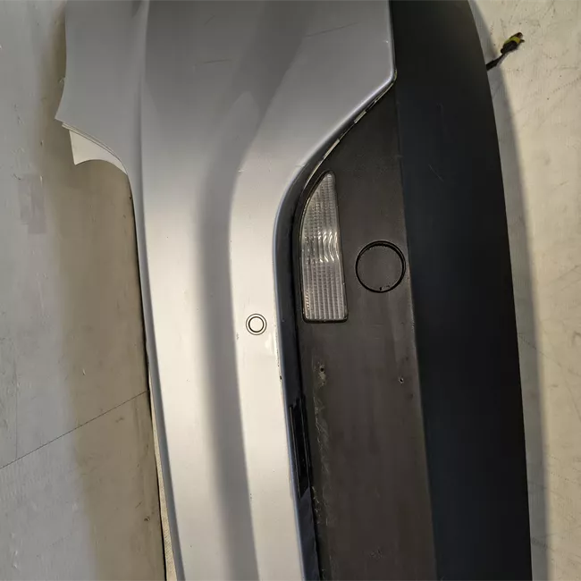 Paraurti posteriore con sensore parcheggio con primer