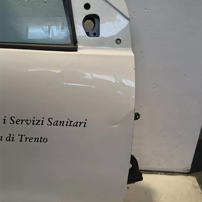 Porta anteriore destra