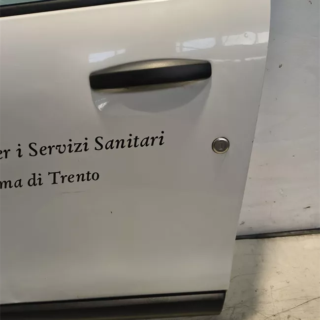Porta anteriore sinistra