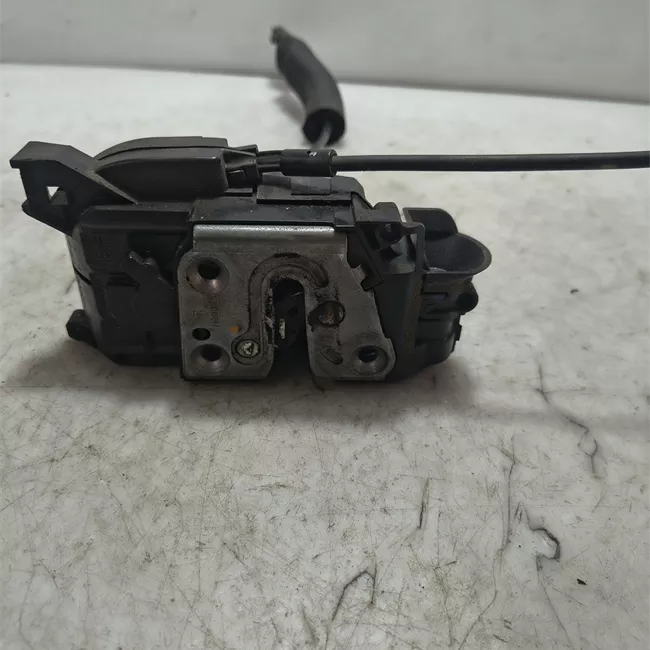 Serratura porta anteriore sinistra con bloccaggio elettromagnetico