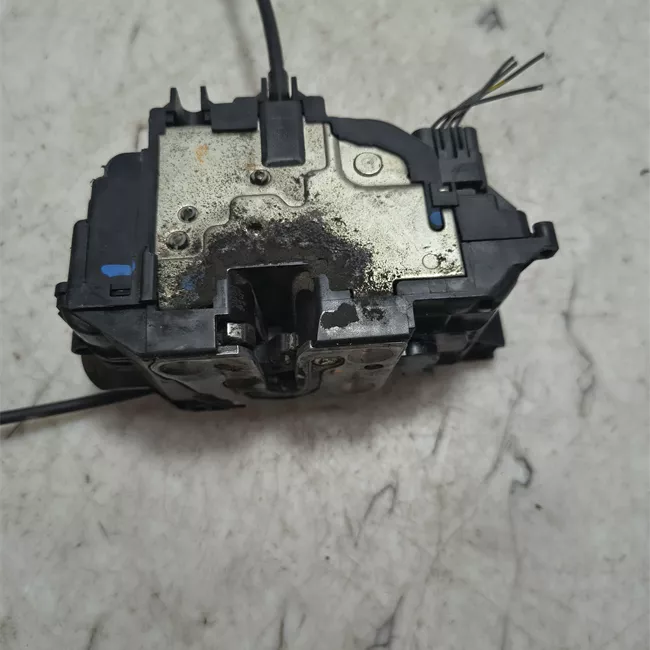 Serratura porta anteriore sinistra con bloccaggio elettromagnetico