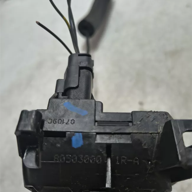 Serratura porta anteriore sinistra con bloccaggio elettromagnetico