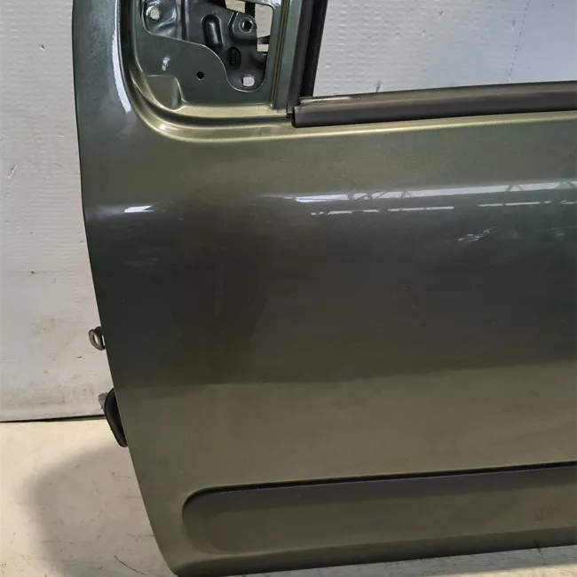 Porta anteriore sinistra con fasce paracolpi
