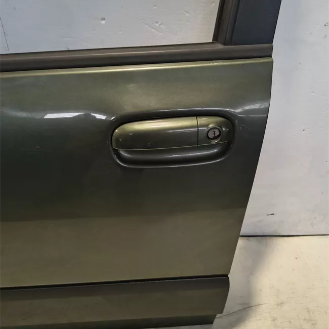 Porta anteriore sinistra con fasce paracolpi
