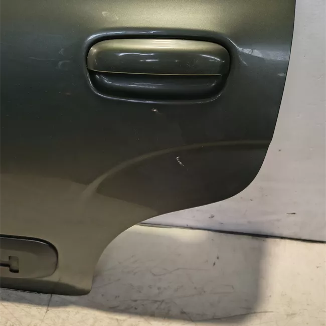 Porta posteriore sinistra con fasce paracolpi