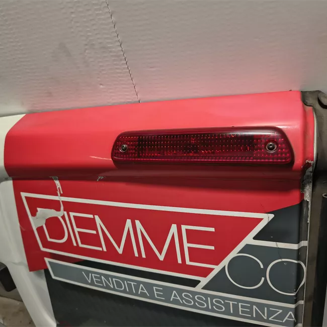 Porta carico posteriore a battente sinistra