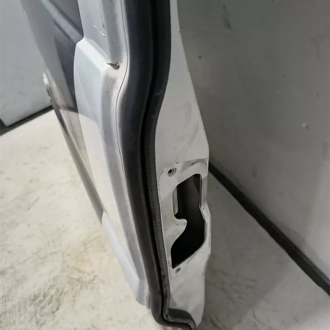 Porta carico posteriore a battente sinistra