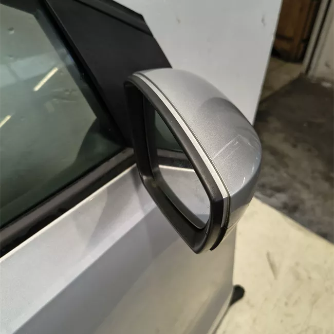 Porta anteriore destra