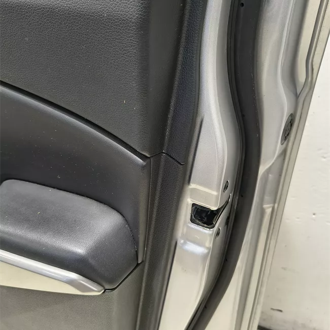 Porta anteriore destra