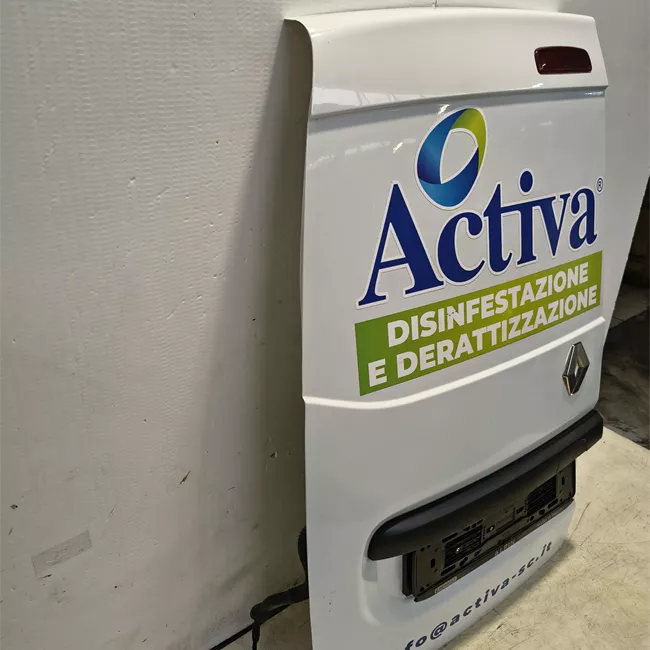 Porta carico posteriore a battente sinistra