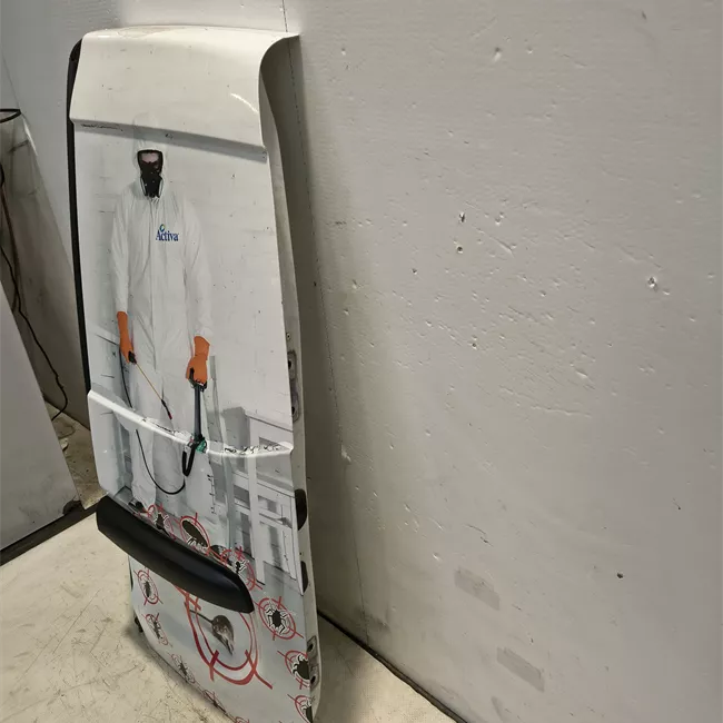 Porta carico posteriore a battente destra