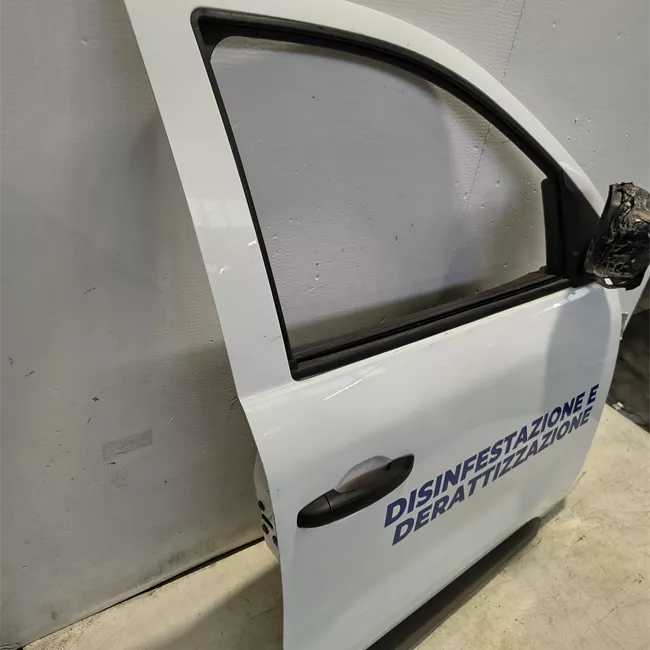 Porta anteriore destra