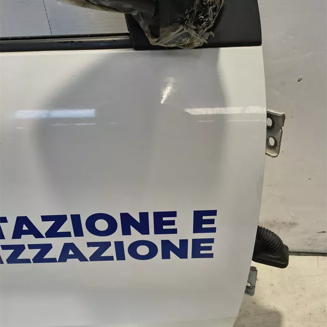 Porta anteriore destra