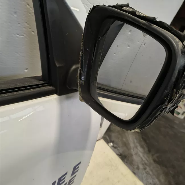 Porta anteriore destra