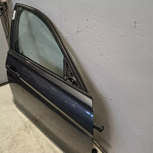 Porta anteriore destra