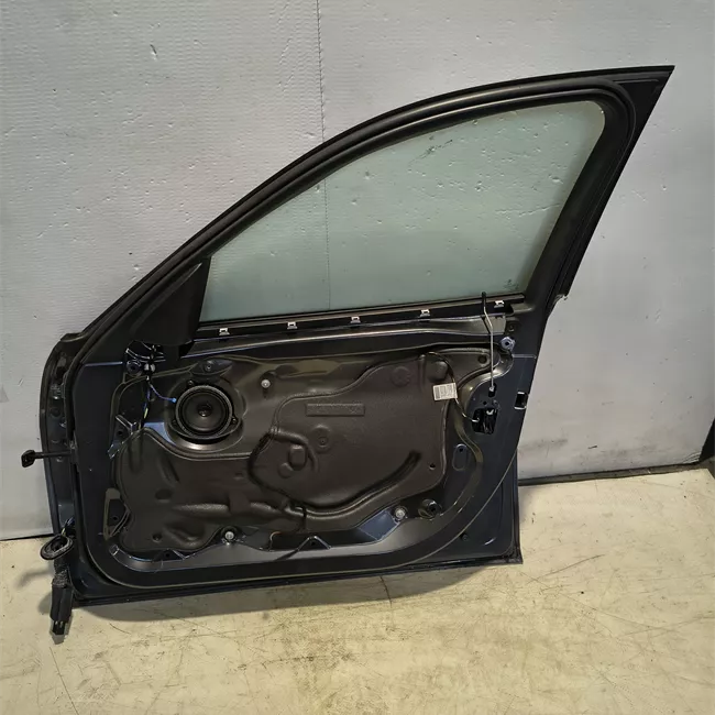 Porta anteriore destra