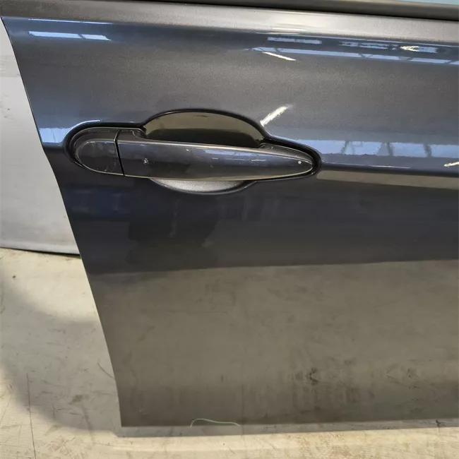 Porta anteriore destra