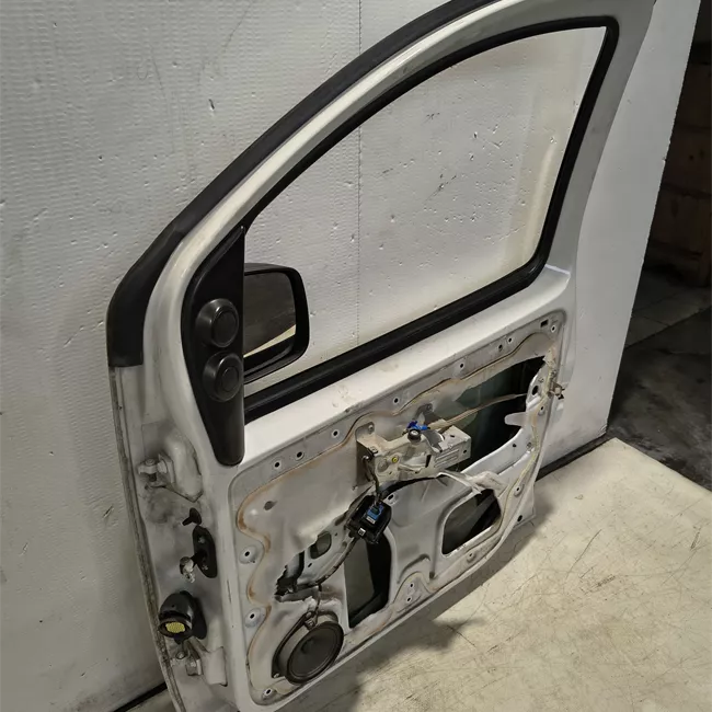 Porta anteriore destra