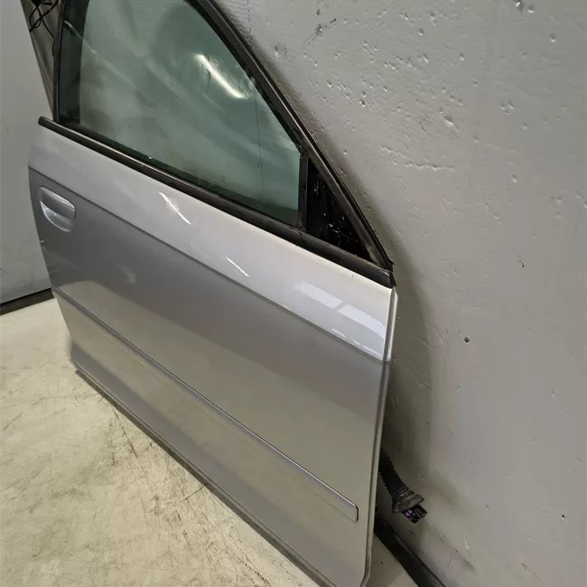 Porta anteriore destra