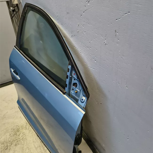 Porta anteriore destra
