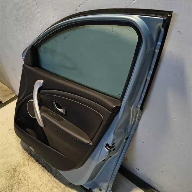 Porta anteriore destra