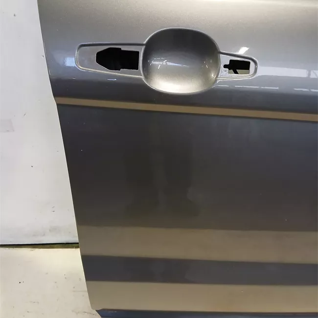 Porta anteriore destra
