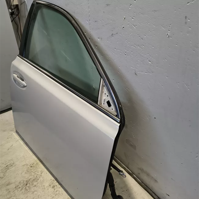 Porta anteriore destra