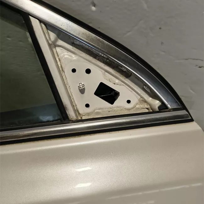 Porta anteriore destra