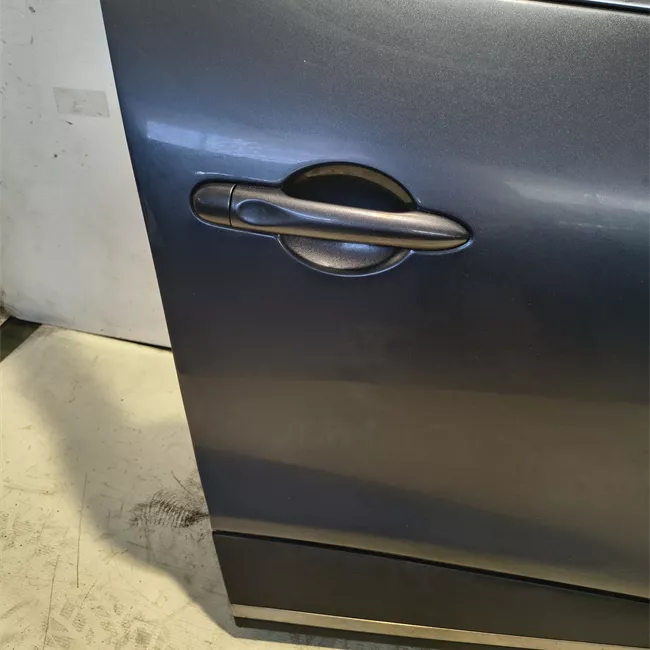 Porta anteriore destra
