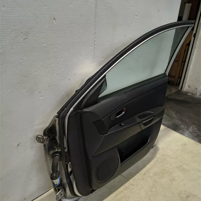 Porta anteriore destra