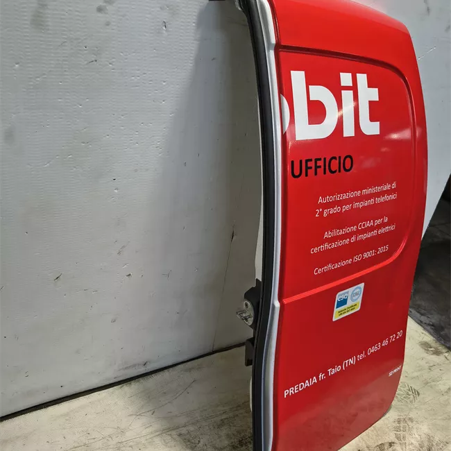 Porta carico posteriore a battente destra