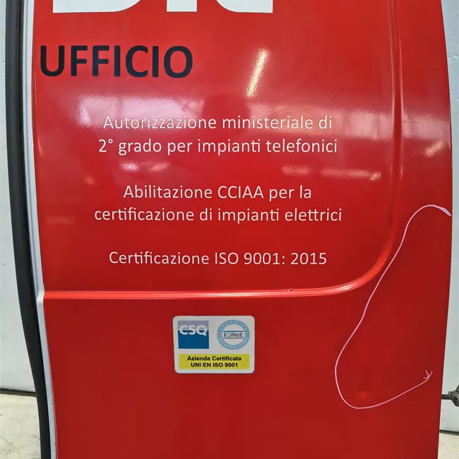 Porta carico posteriore a battente destra