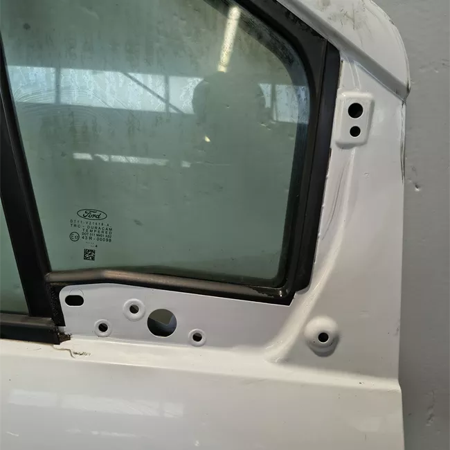 Porta anteriore destra