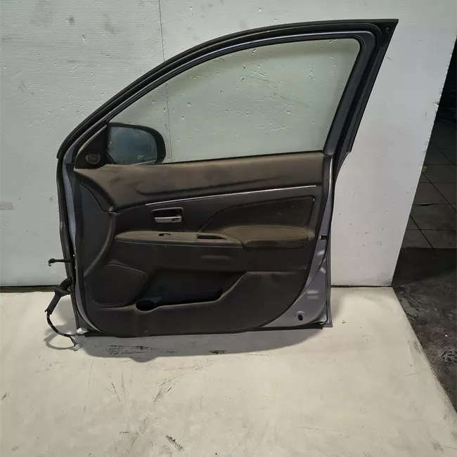 Porta anteriore destra